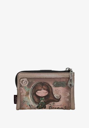 Compact roze portemonnee met een ontwerp van een cartoonmeisje, reliëfaccenten, ritsluiting en decoratieve stiksels. Tekst: "In de wereld van Dromen."