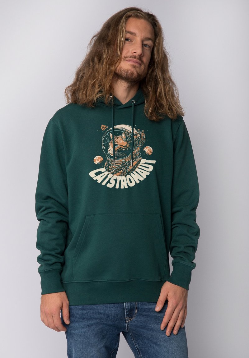 Donkergroene hoodie met een vooropstaand ontwerp van een kat in een astronautenhelm, met planeten en sterren. Het heeft een kangoeroezak en trekkoorden.