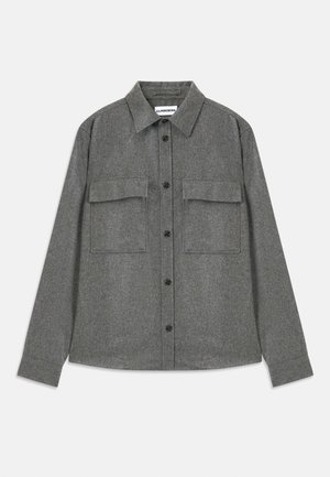 Gray flannel shirt with a collar, front button closure, two chest pockets, and long sleeves. Features a textured surface and black buttons.