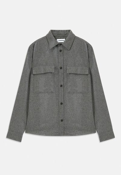 Gray flannel shirt with a collar, front button closure, two chest pockets, and long sleeves. Features a textured surface and black buttons.