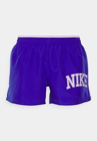 Fialové sportovní šortky vyrobené z hladkého, lehkého materiálu s elastickým pasem a výrazným bílým logem Nike na boku.