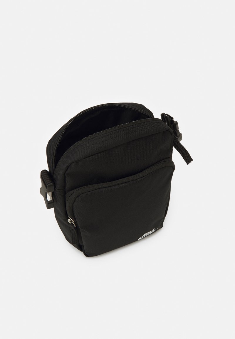 Bolso cruzado de tela negra con un compartimento principal con cremallera, bolsillo frontal con cremallera y correa ajustable. Diseño simple y rectangular.