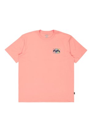 Koraalroze katoen t-shirt met korte mouwen, ronde hals en een kleine veelkleurige golfafbeelding op de linkerkant van de borst.