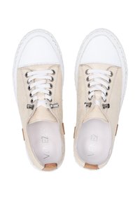 Beige Leder-Sneaker mit weißer Gummikappe, runden Schnürsenkeln und silbernem Zubehör. Strukturiertes Obermaterial und hellfarbige Sohle mit braunen Akzenten.