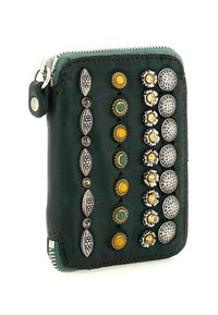 Portafoglio verde in pelle con borchie argentate e colorate, chiusura con cerniera e dettagli testurizzati sulla parte anteriore.