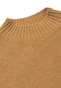Pletený svetr v teplé hnědé barvě s žebrovaným kulatým výstřihem a texturovaným vzorem. Měkký materiál s volným, pohodlným střihem.