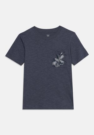 Tricou bleumarin cu mâneci scurte, cu un mic buzunar la piept, având un imprimeu floral alb pe partea dreaptă.