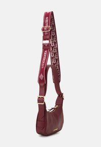 Steve Madden BLAURY - Bolso de mano - crimson