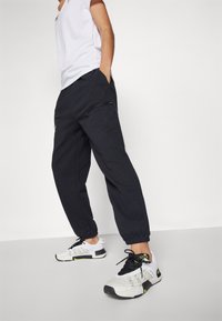 Under Armour Jogginghose - black