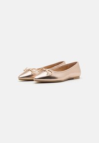 Metalliske rosegull ballet-flats med spiss tå, sløyfe foran og en glatt tekstur. Flat såle for komfortabel bruk.