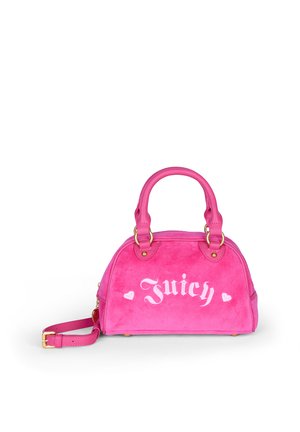 Borsa a mano fucsia brillante con manici arrotondati superiori, dettagli in metallo color oro, tracolla rimovibile e la scritta "Juicy" in corsivo bianco con accenti a forma di cuore sul davanti.
