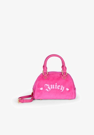 Borsa a mano fucsia brillante con manici arrotondati superiori, dettagli in metallo color oro, tracolla rimovibile e la scritta "Juicy" in corsivo bianco con accenti a forma di cuore sul davanti.