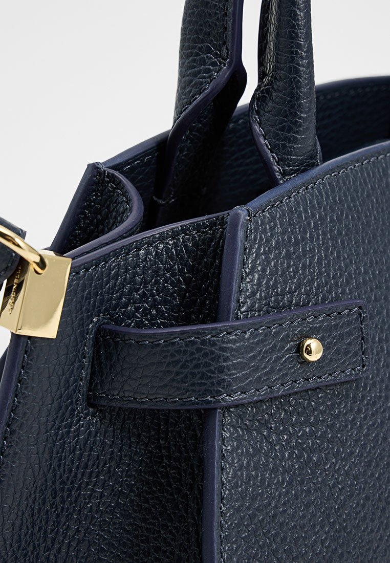 Borsa a tracolla in pelle texturizzata blu navy con hardware dorato, dotata di chiusura sicura, forma strutturata e cuciture a contrasto.