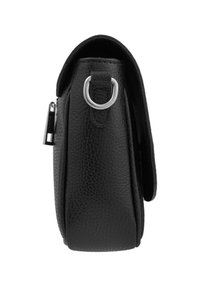 Bolso de mano de cuero negro texturizado en vista lateral con un anillo D plateado y cremallera visible sobre fondo blanco.