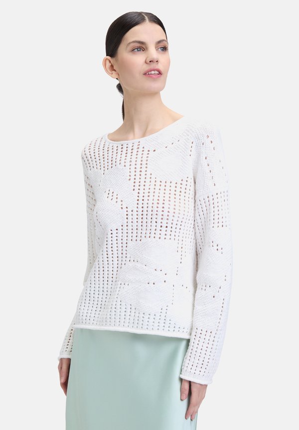 MIT RUNDHALSAUSSCHNITT - Strickpullover - rohweiß