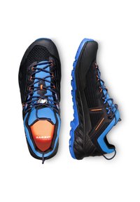 Svarta och blåa träningsskor med ett överdel av nätfabrikat, ljusa orange accentfärger, strukturerad sula och en logotyp på tungan och innersulan.