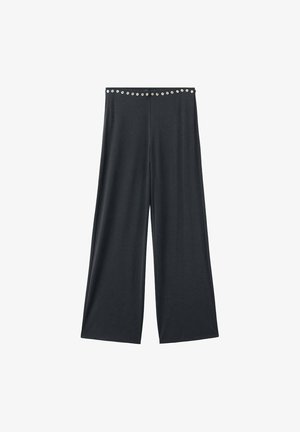 Pantalon noir à jambes larges avec une taille haute ornée d'œillets argentés espacés uniformément le long de la ceinture.