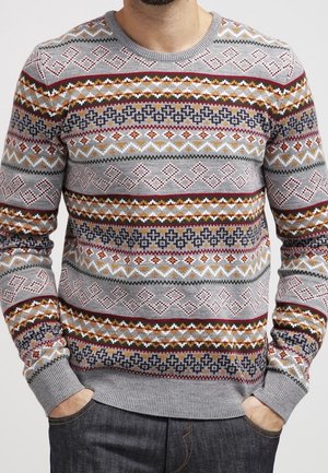 Pull en maille gris avec un motif géométrique comportant des couleurs alternées : rouge, jaune, bleu et blanc. Manchons et ourlet côtelés.