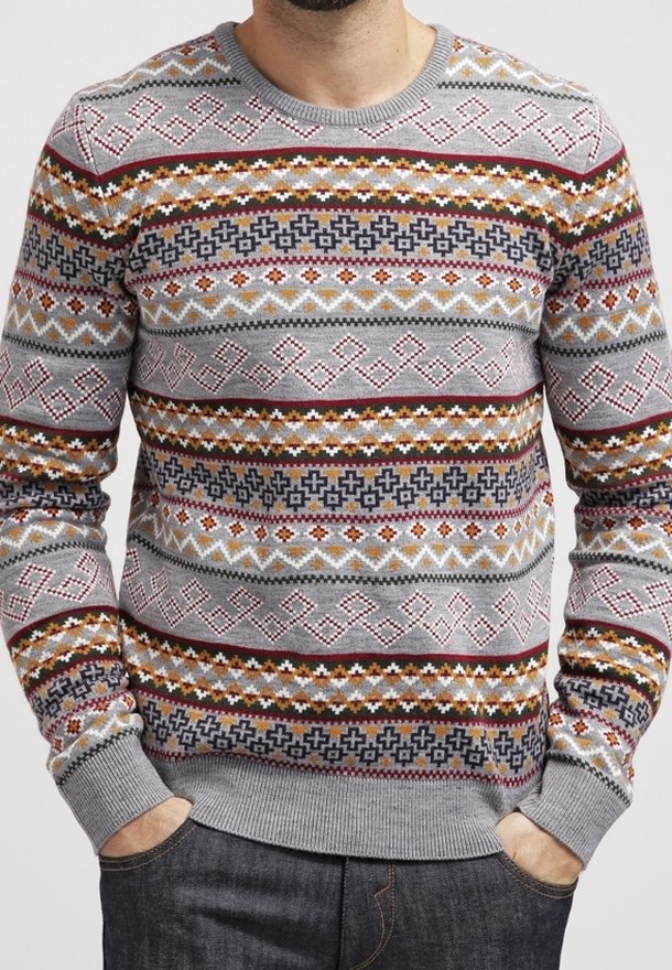 Maglione grigio in maglia con un motivo geometrico a colori alternati: rosso, giallo, blu e bianco. Polsini e orlo a coste.