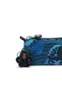 Pochette con zip floreale blu dal finish testurizzato; presenta un charm a forma di gorilla con portachiavi e un accento circolare del logo.