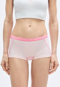 Ροζ βαμβακερά βερμούδα αγοριού με διακοσμητική ζώνη μέσης με λευκή λεπτομέρεια λογότυπου, διακριτικές ραφές και απαλή υφή.