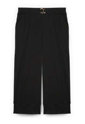 Czarne, krótkie spodnie o szerokich nogawkach z wysokim stanem i paskiem z podwójną złotą klamrą w kształcie pierścieni w talii.