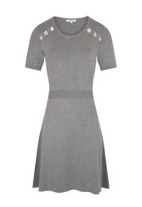 Grijze gebreide jurk met korte mouwen, ronde halslijn en geribbelde taille. Heeft decoratieve accenten op de schouders. Flared rok ontwerp.