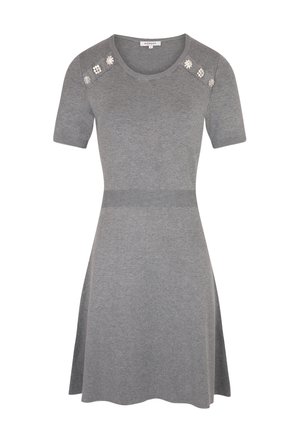 Robe en tricot grise à manches courtes, encolure ronde et taille côtelée. Présente des accents décoratifs sur les épaules. Design de jupe évasée.