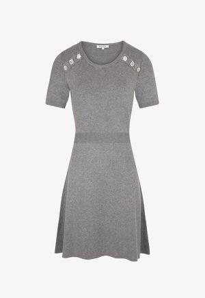 Grijze gebreide jurk met korte mouwen, ronde halslijn en geribbelde taille. Heeft decoratieve accenten op de schouders. Flared rok ontwerp.