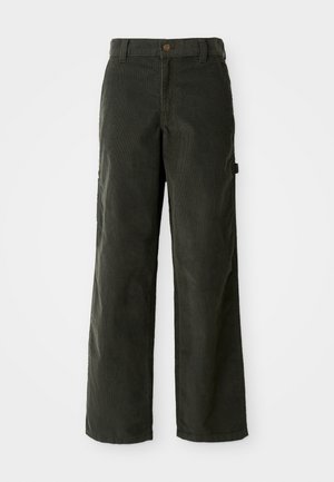 Pantalones de pana verde oscuro con un corte holgado, piernas rectas, bolsillos frontales y cierre de botón. Tejido texturizado con ribetes verticales.
