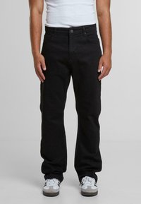 Schwarze Jeans aus Denim mit geradem Schnitt, Fronttaschen und Knopfverschluss. Der Stoff ist dick und hat eine glatte Textur mit minimalen Nähdetails.