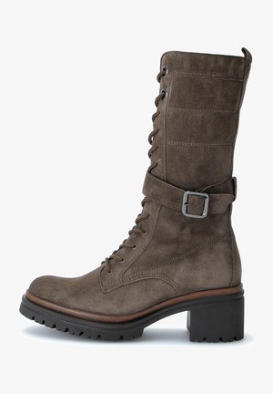 Braune Wildleder-Stiefel in Knielänge mit schnürbarem Vorderteil, seitlichem Schnallenakzent und strukturiertem Gummisohle. Verfügt über einen klobigen Absatz und verstärkte Nähte.