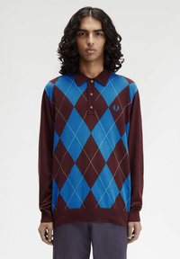 Polo a maniche lunghe con motivo argyle marrone e blu, realizzato in tessuto morbido con colletto e placket a tre bottoni.