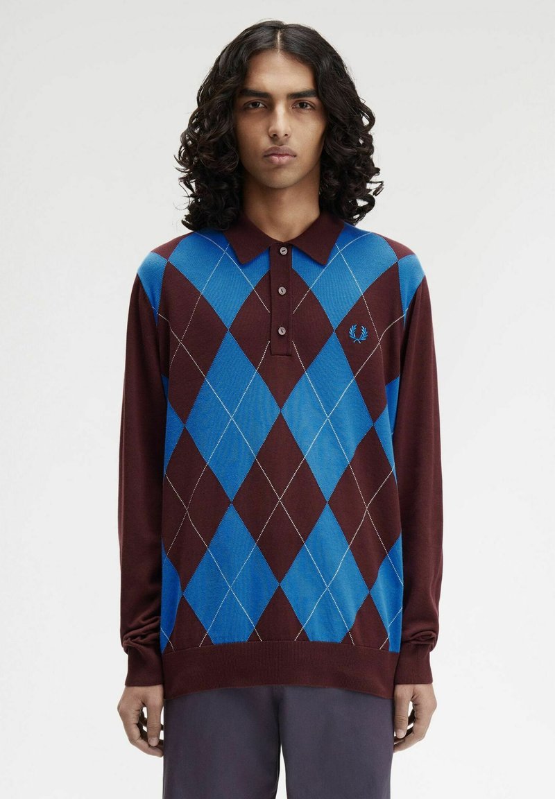 Polo a maniche lunghe con motivo argyle marrone e blu, realizzato in tessuto morbido con colletto e placket a tre bottoni.