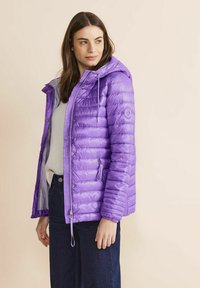 Giacca a vento viola con zip e cappuccio con cordino, caratterizzata da un design a righe orizzontali, tasche laterali e una finitura lucida.