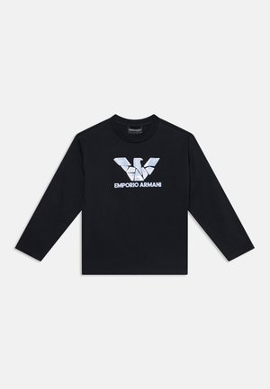 Schwarzes Langarmshirt mit Rundhalsausschnitt, mit großem silbernem Emporio Armani Adler-Logo und Schriftzug auf der Brust.
