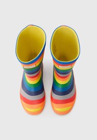Χρωματιστές λαστιχένιες μπότες βροχής με οριζόντιες ρίγες σε κόκκινο, πορτοκαλί, κίτρινο, πράσινο, μπλε και μοβ. Ομαλή υφή, κίτρινη εσωτερική επένδυση.