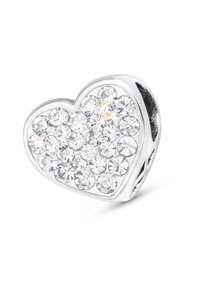 Ciondolo a forma di cuore realizzato in argento, decorato con numerosi cristalli trasparenti rotondi, dotato di una superficie lucida e un design aperto sui lati.