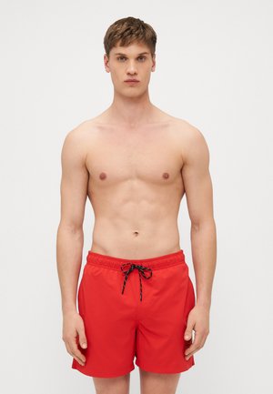 Rote Badeshorts mit einem Zugband in der Taille und einer glatten, leichten Textur. Sie haben ein schlichtes Design und einen knielangen Schnitt.