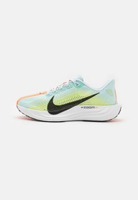 Svijetloplavi atletski tenisice s mrežastim gornjim dijelom, crni swoosh, narančasti detalji i bijela srednja potplat. Imaju zaobljen vrh i teksturirane detalje.
