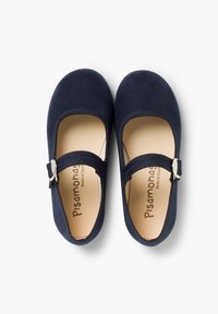 Zapatos Mary Jane azul marino con acabado de ante, puntera redondeada y correas con hebilla a lo largo del empuje. Plantillas de color beige claro con marca.