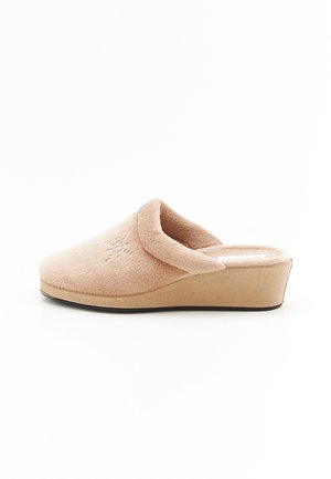 Sabots en peluche rose clair avec un talon compensé, dos ouvert et couture décorative sur le dessus. Texture douce et semelle intérieure ergonomique.