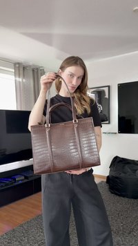 Bruine nepleren totebag met krokodillenpatroon, dubbele bovenhandvatten en accenten van hardware in goudkleur. Rechthoekige vorm en gladde textuur.