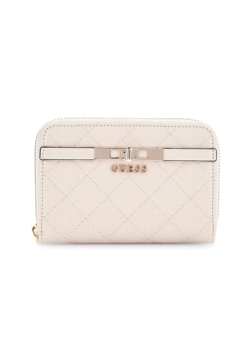 Portafoglio beige trapuntato con finitura lucida, dotato di chiusura con zip e un accento metallico inciso con la scritta "GUESS." Motivo a rombi visibile.