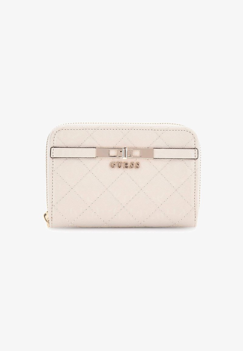 Portafoglio beige trapuntato con finitura lucida, dotato di chiusura con zip e un accento metallico inciso con la scritta "GUESS." Motivo a rombi visibile.