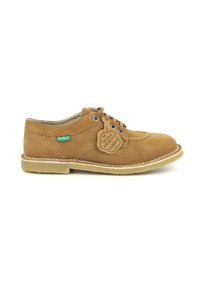 Tan suède schoen met ronde neus, vetersluiting, contrasterende witte stiksels en een lichtgekleurde zool. Heeft een label aan de veters.