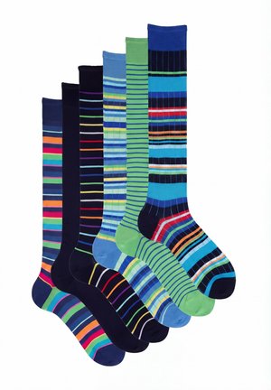 Sechs bunte knielange Socken mit verschiedenen horizontalen Streifen in Blau-, Grün-, Rot-, Orange-, Gelb- und Schwarztönen nebeneinander angeordnet.
