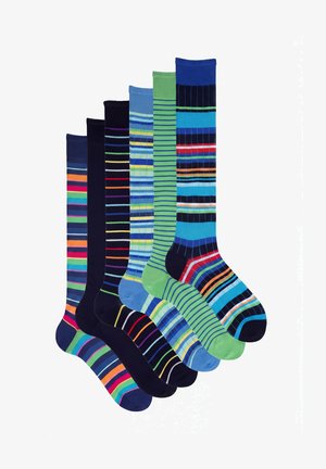 Sechs bunte knielange Socken mit verschiedenen horizontalen Streifen in Blau-, Grün-, Rot-, Orange-, Gelb- und Schwarztönen nebeneinander angeordnet.
