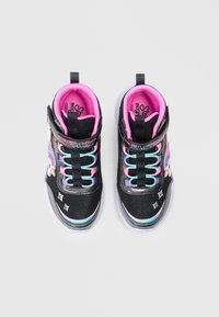 Czarne sneakersy typu high-top z różowymi akcentami, zdobione kolorowym wzorem jednorożca, z fakturowanego materiału, kontrastowymi sznurówkami i przezroczystymi gumowymi podeszwami.
