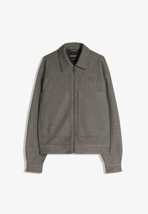 Graue Zip-Jacke mit spitzem Kragen, zwei großen Fronttaschen und strukturiertem Stoff; entworfen mit weiten Ärmeln und einem lässigen Schnitt.